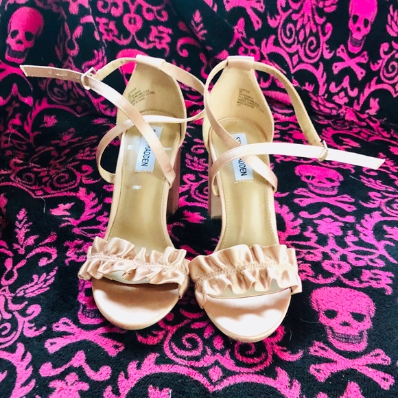 Stunning Steve Madden mid heals. - Picture 1 of 3